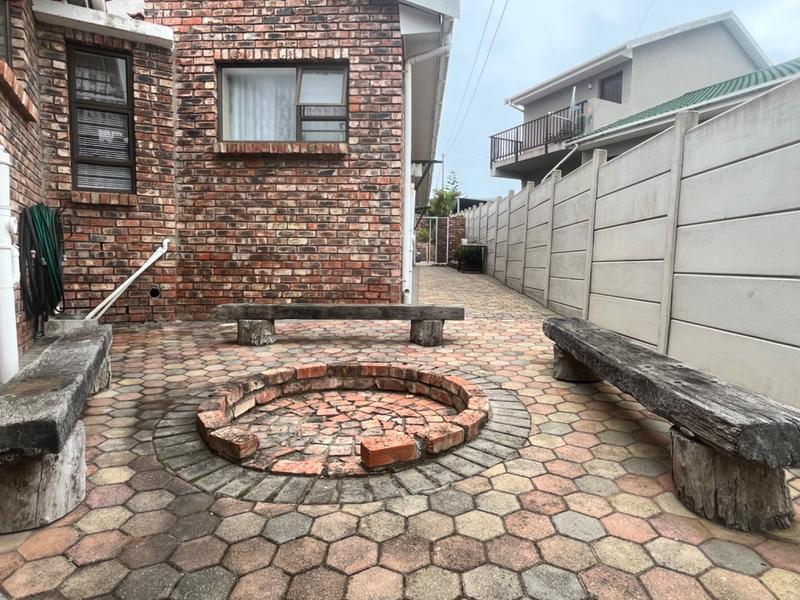 4 Bedroom Property for Sale in Fraaiuitsig Western Cape